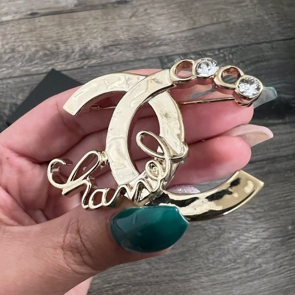 CHANEL Crystal Coco Script Brooch Light Gold - AUTH - Picture 3 of 7